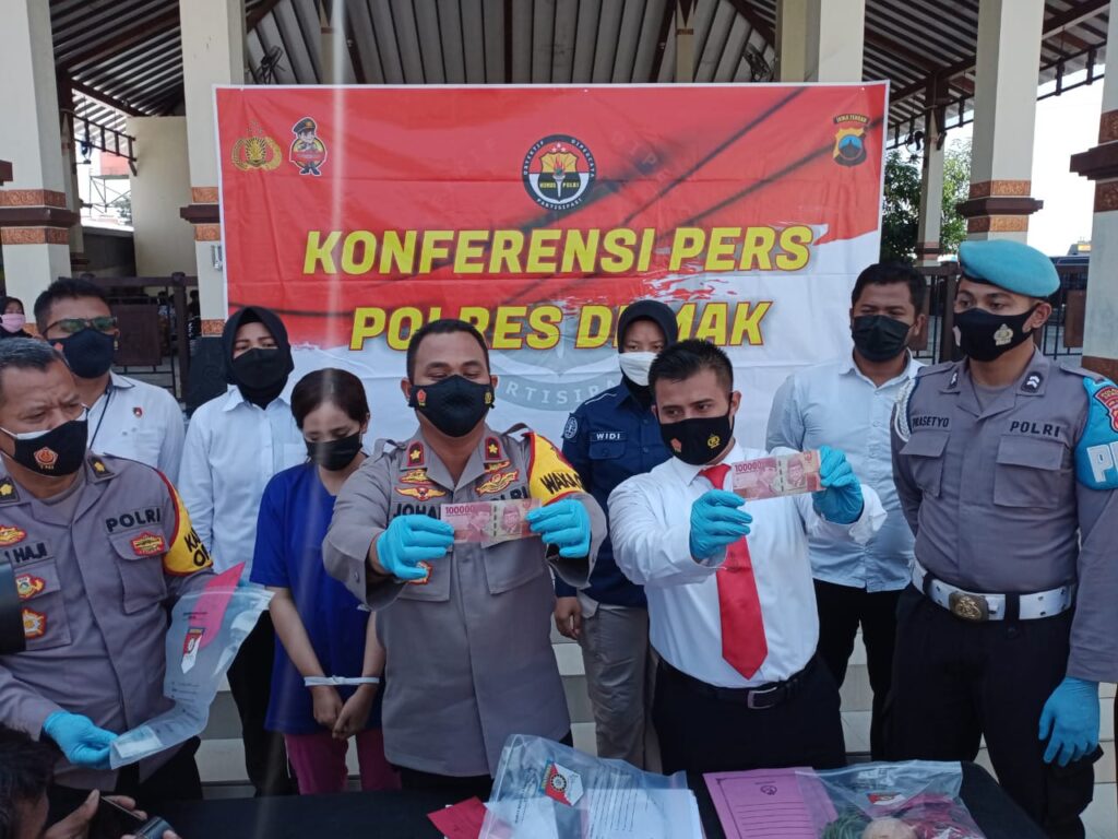Diteriaki, Penjual Upal Ditangkap Di Pasar  Guntur