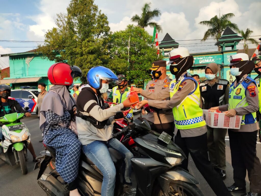 Gelar Operasi Keselamatan, Polres Demak Bagikan Takjil dan Masker Gratis