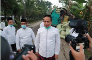 Bupati Tinjau Jalan Rusak di Kambalan Usai Subuh Berjamaah