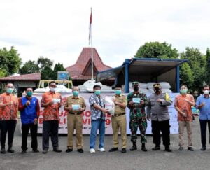 Paguyuban Warga Tionghoa Kebumen Serahkan Bantuan 40 Ton Beras
