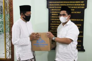 Ramadhan, Santri Bagi Bingkisan Bagi Warga Miskin