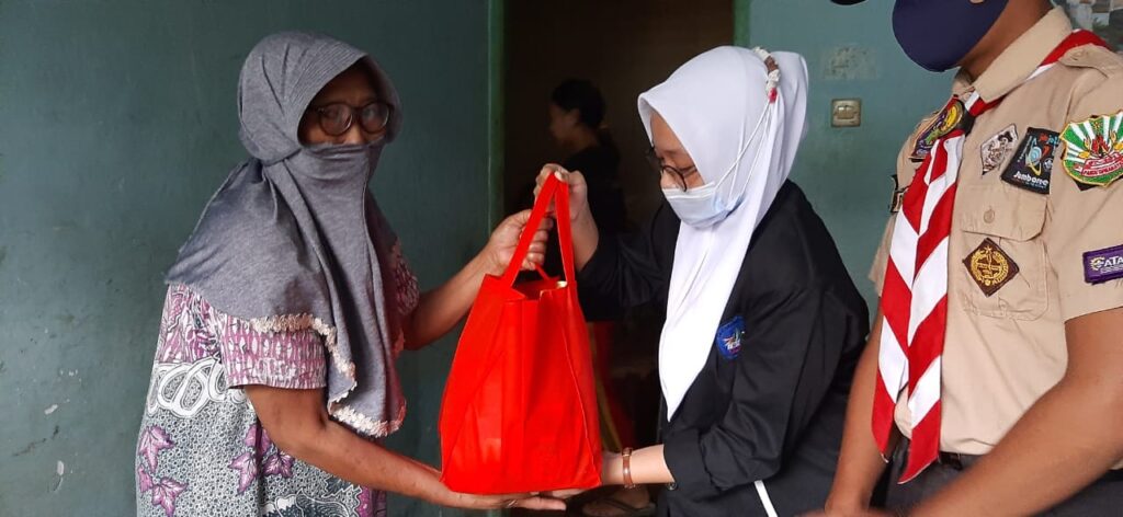Momen Lulusan, Rohis, OSIS dan Pramuka SMAN 1 Sigaluh Berbagi Sembako