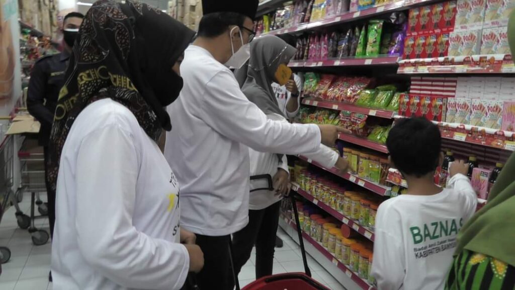 Baznas Ajak Anak Yatim Dhuafa Berbelanja