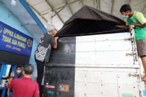 Cek Posko Ajibarang, Ganjar Panjat Truk Guna Pastikan Tak Ada Penumpang