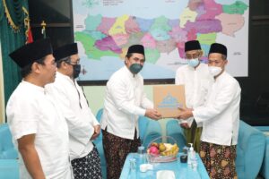 Gus Yasin Berbagi di PWNU