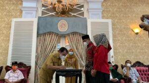 Bupati Budhi Sarwono Serahkan Bantuan Keuangan untuk Parpol di Banjarnegara