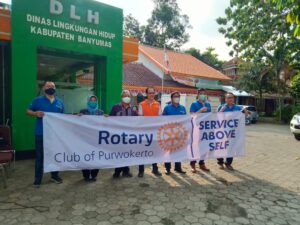 Rotary Club Purwokerto Berbagi Sembako Kepada Petugas Kebersihan