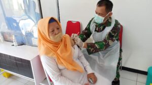 Keluarga Besar TNI, Purnawirawan dan Warakawuri Korem 071/Wijayakusuma di Vaksin