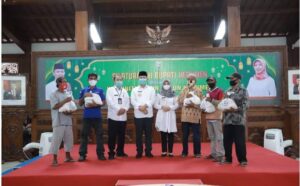Bupati Kebumen Bagikan Sembako ke Komunitas Tukang Becak, dan PKL Alun-Alun