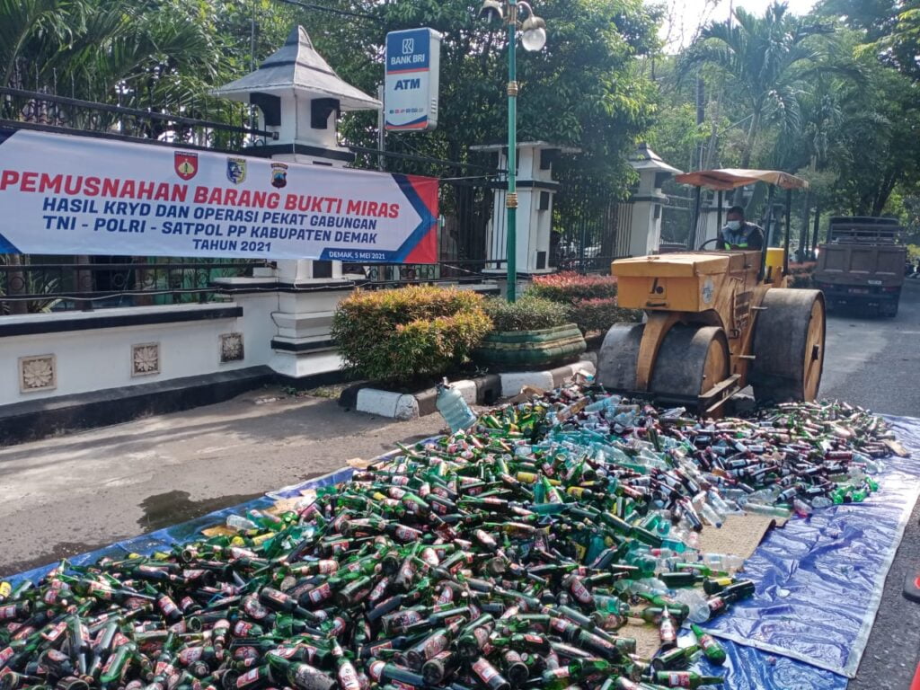 Sambut Lebaran, Ribuan Botol Miras Dimusnahkan
