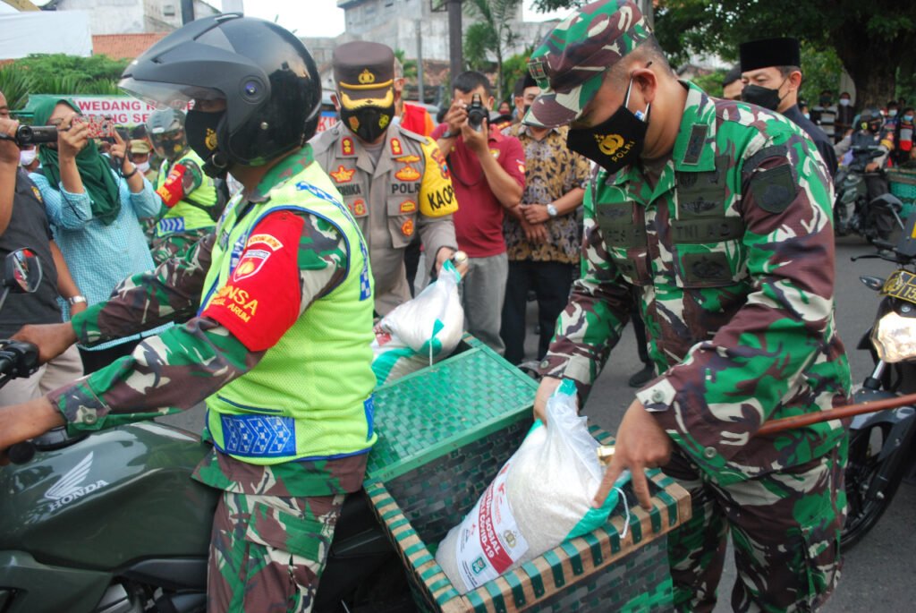 Kodim Demak Salurkan Bantuan Kemanusiaan Berupa 1000 Paket Beras dan Masker Untuk Warga Terdampak Covid-19