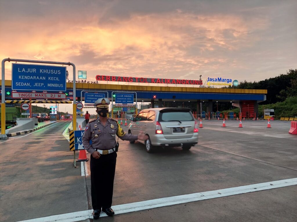 Kendaraan Pemudik Masuk Gerbang Tol Kalikangkung, Wajib Lakukan ini