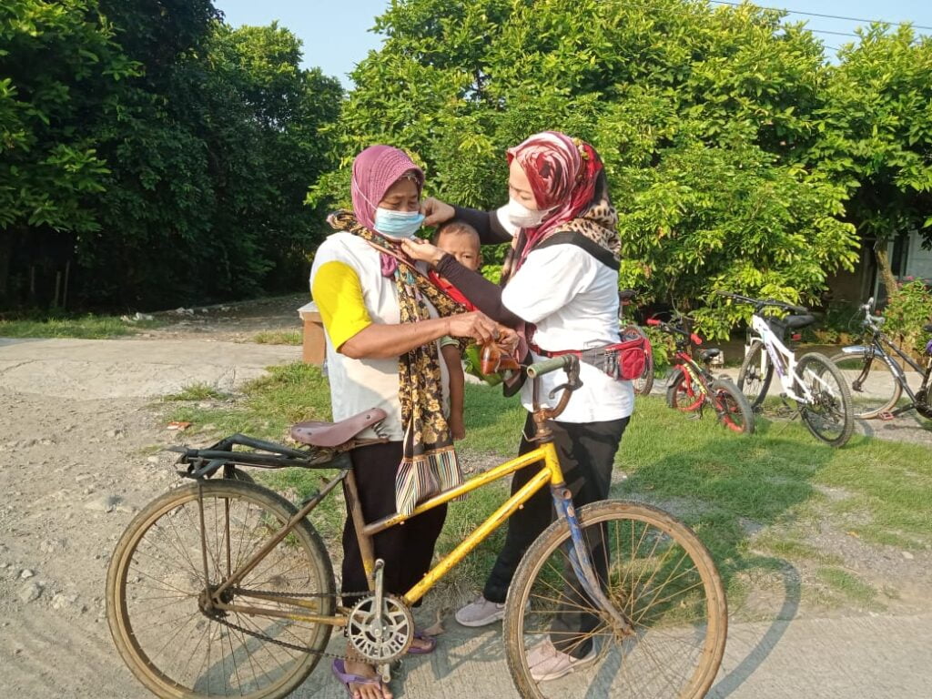 Tatiek Soelistijani, Anggota Dewan Fraksi PDI-P Demak, Bagikan Masker Untuk Warga Kendaldoyong