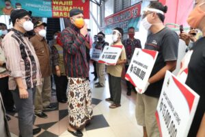 Ganjar Serahkan Bantuan Modal untuk Pedagang Pasar Wage