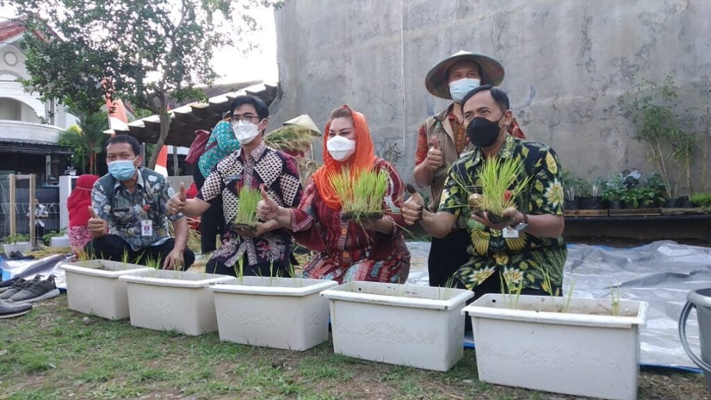 Mba Ita Ajak Warganya Tanam Padi Dalam Pot