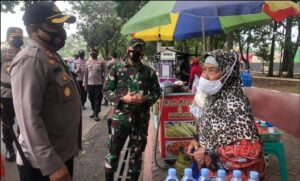 Peduli Sesama, Dandim Purbalingga dan Kapolres Salurkan Bantuan ke Pedagang PFC