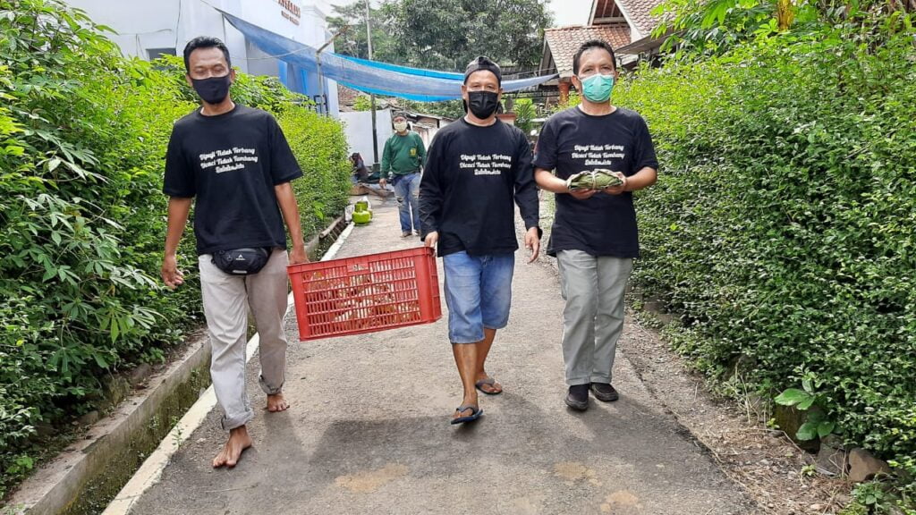 Kurangi Sampah Plastik, Pembagian Daging Kurban Di Ajibarang Gunakan Daun Jati