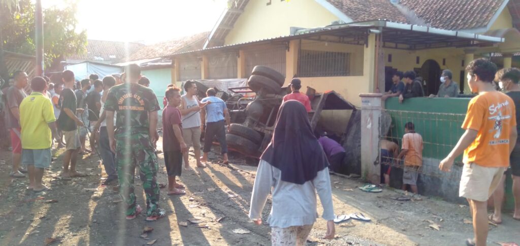 Dump Truk Sarat Muatan Terguling, 2 Bocah Tertimpa