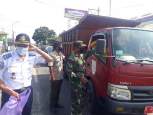 Operasi Masker, Satgas Covid-19 Kecamatan Cilacap Utara Bagikan Ratusan Nasi Bungkus