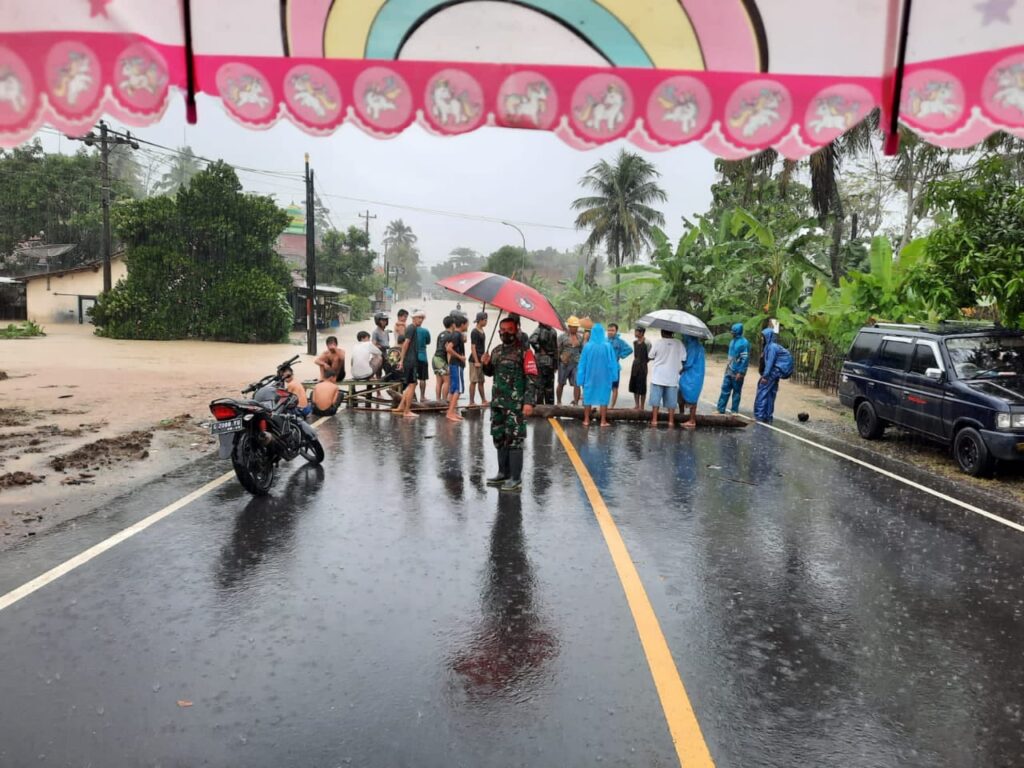 Diguyur Hujan Lebat, Akses Jalan Raya Jeruklegi Wangon Terendam Banjir