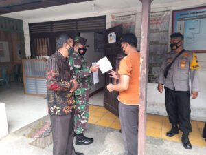 Danramil 04 Karangkobar Bersama Kapolsek Pantau Proses Vaksin