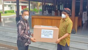 Bupati Banyumas Menerima Bantuan Obat Isoman dari Presiden