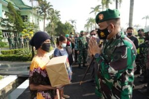 Danrem 071/Wijayakusuma, Salurkan Bantuan Beras kepada Masyarakat Terdampak PPKM Darurat di Wilayahnya
