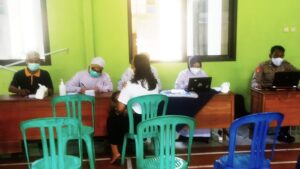 Polres Banjarnegara Bekerja Sama dengan Pemdes Klampok Adakan Vaksinasi Pertama untuk Warga