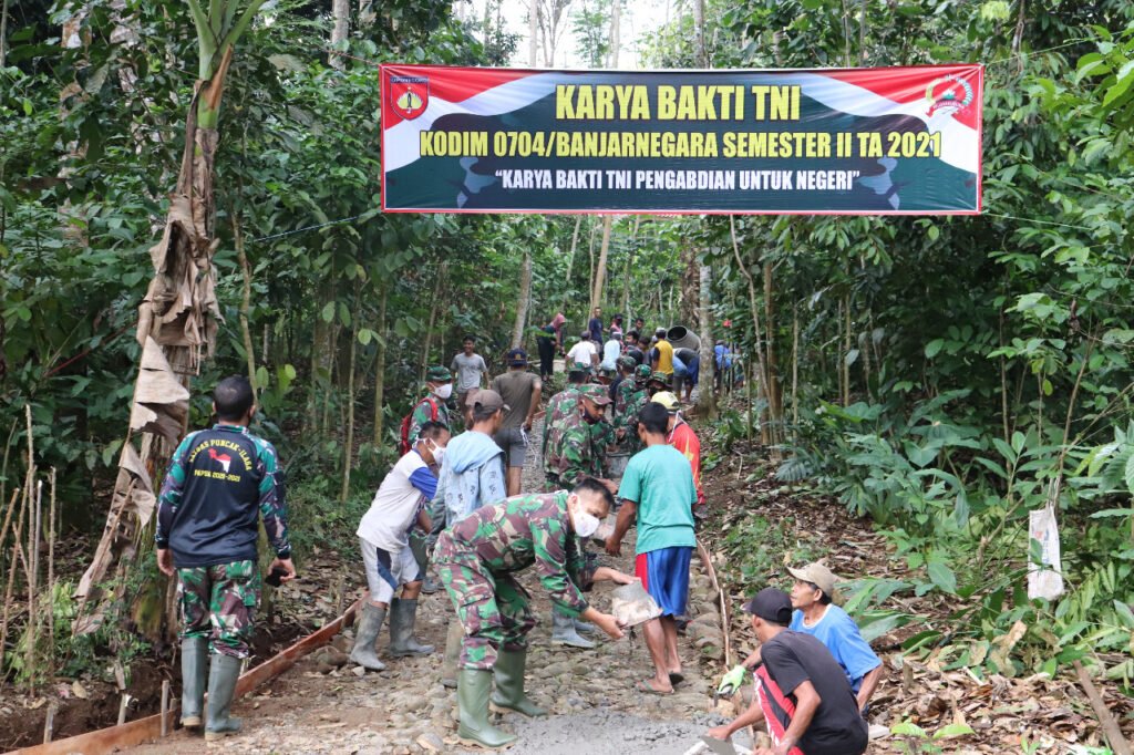 Pengecoran Jalan Kodim Banjarnegara Gelar Karya Bakti