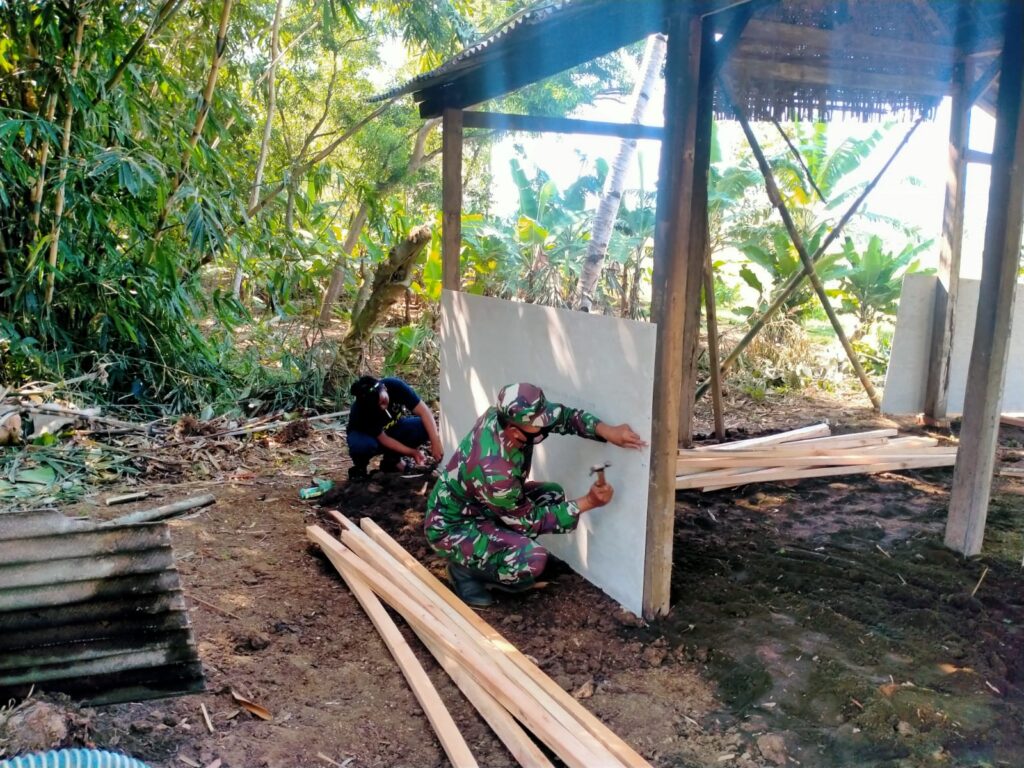 Tak Layak Huni, Babinsa Bunton Bersama Warga Bedah Rumah Milik Ibu Rubes