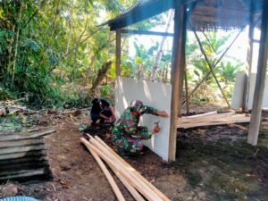 Tak Layak Huni, Babinsa Bunton Bersama Warga Bedah Rumah Milik Ibu Rubes