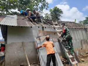 Babinsa Komsos dengan Warga Melalui Gotong Royong