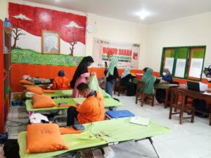 Puluhan Warga Ikuti Donor Darah Yang Digelar SD NU Master Sokaraja