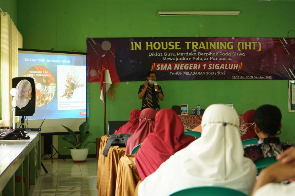 Dua Guru Berprestasi Purbalingga Latih Guru SMAN 1 Sigaluh