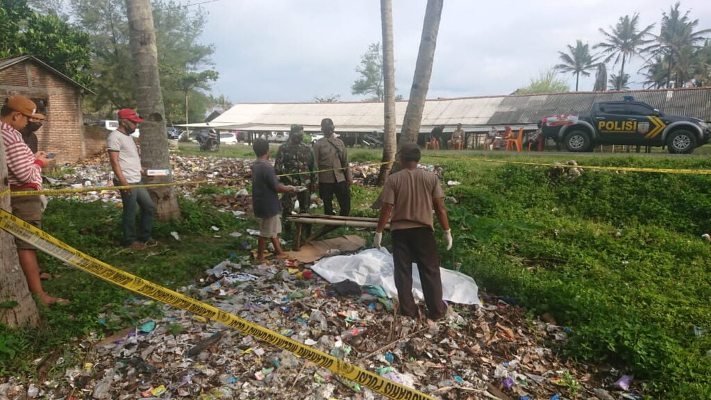 Sesosok Mayat Perempuan Tanpa Identitas, Ditemukan Warga Tergeletak Diatas Tempat Sampah