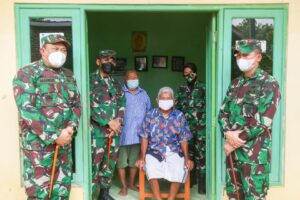Peringati HUT Ke-76 TNI, Korem 071/Wijayakusuma Vaksinkan Lansia dan Disabilitas Door to Door Serta Bagikan Sembako