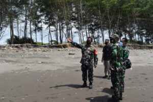 Dandim Cilacap Meninjau Lokasi Jebolnya Tanggul di Sepanjang Pantai Kemiren dan Tegalkamulyan