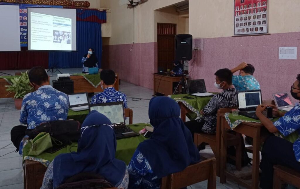 Setelah Dilatih NIE Singapura, Rochayati Imbaskan STEM di SMP PGRI 1 Cilacap