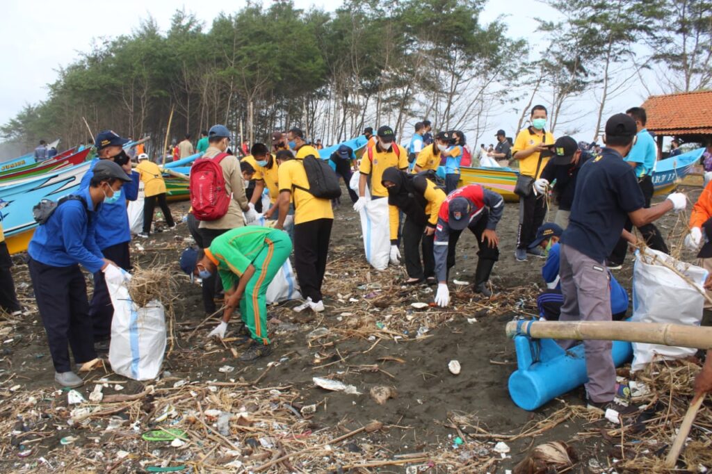 Prajurit Kodim Cilacap Bantu Bersih-bersih Pantai Kemiren