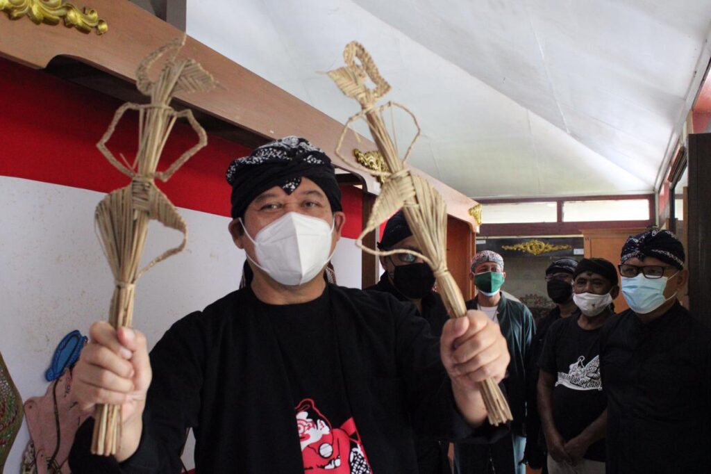 Berkunjung Ke Museum Wayang, Bupati Mainkan Wayang Suket
