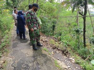 Hujan Deras, Jalan Panusupan Rembang Longsor