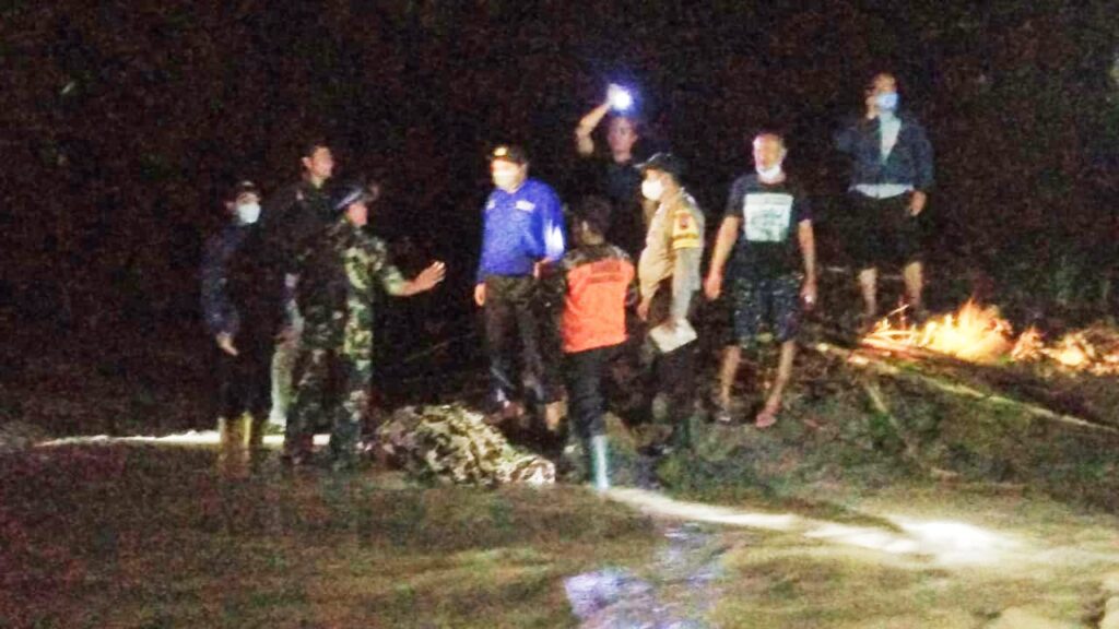 Pramuli Kwarran Gumelar Bantu Evakuasi Orang Hanyut Di Sungai