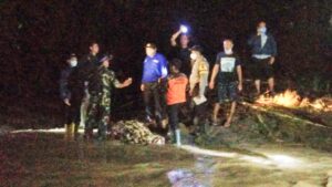 Pramuli Kwarran Gumelar Bantu Evakuasi Orang Hanyut Di Sungai