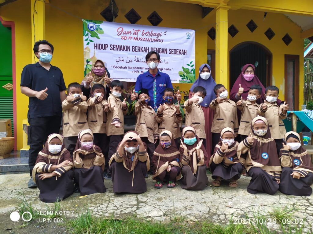 Ajarkan Anak Peka Terhadap Orang Lain dan Lingkungan