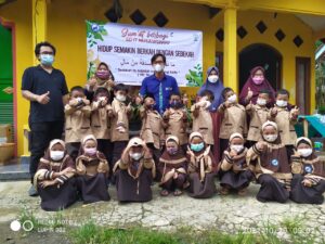 Ajarkan Anak Peka Terhadap Orang Lain dan Lingkungan