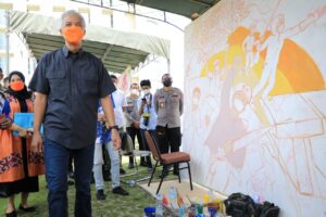 Pemural Cilik Grogi Gambar Ditonton Ganjar
