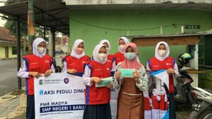 Sambut Hari Kesehatan Nasional, PMR SMP Negeri 1 Banjarnegara Bagikan Ratusan Masker