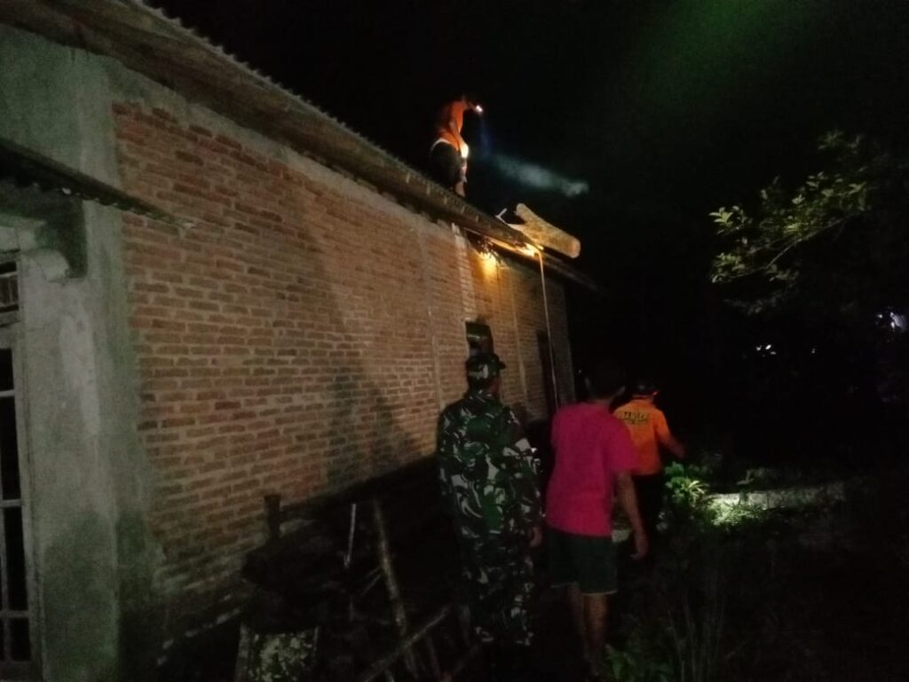 Hujan Deras Disertai Angin Kencang, Akibatkan Pohon Tumbang Timpa Rumah Warga