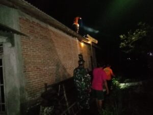 Hujan Deras Disertai Angin Kencang, Akibatkan Pohon Tumbang Timpa Rumah Warga