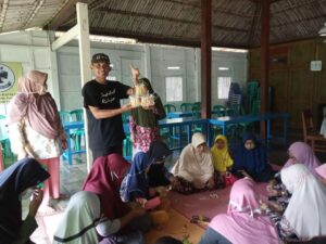 Lentera Pustaka Inisiasi Pelatihan Kreasi Kerajinan Tangan Bagi Ibu-ibu di Purbalingga